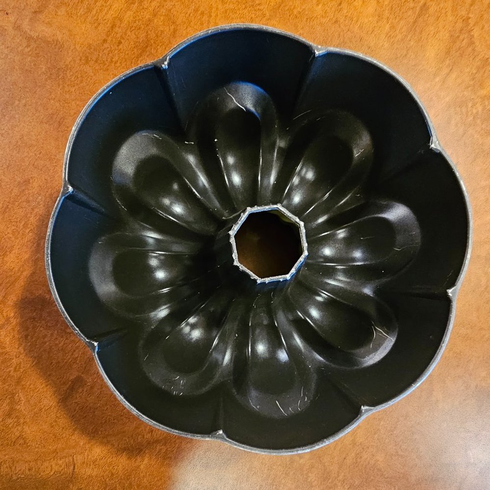 Vintage West Bend Shape Cake Pan (Bundt Pan)Avocado Green.Cast Aluminum Nonstick